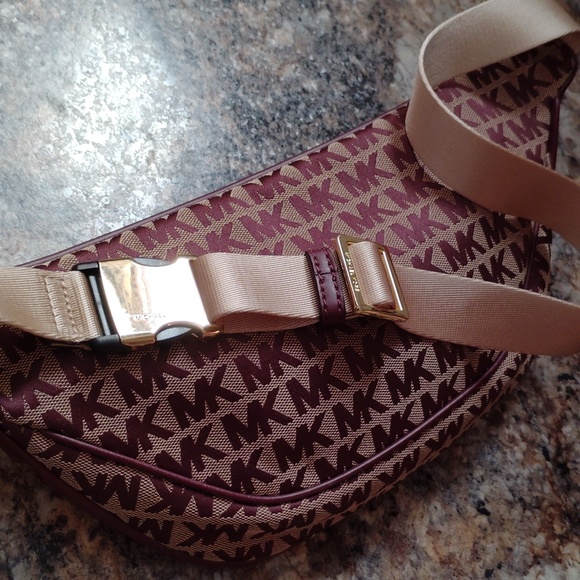 Michael Kors Fanny Pack Bag Waist Pack - Picture 3 of 8